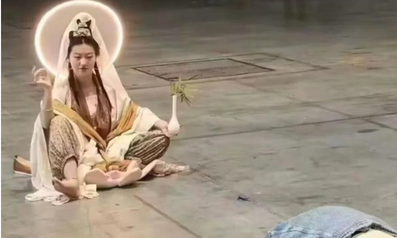 A video went viral online showed a creator dressed as “Guanyin Bodhisattva,” and passers-by knelt to her to pay their respects. Photo: web