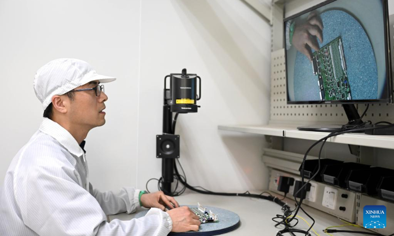 Zhao Xin, a member of Anhui Institute of Optics and Fine Mechanics of Chinese Academy of Science (CAS), works at a laboratory at Hefei Institutes of Physical Science of CAS in Hefei, capital of east China's Anhui Province, on April 18, 2023. (Xinhua/Huang Bohan)