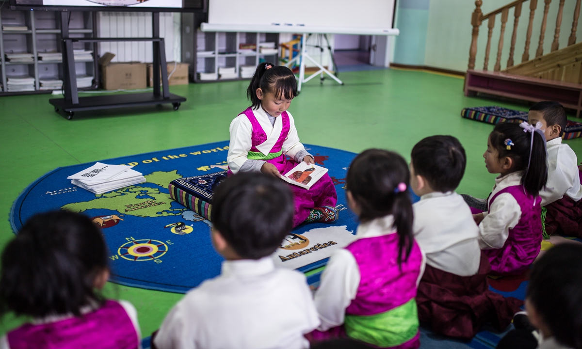 Children read books at the Lhasa Experimental Kindergarten in Lhasa, the Xizang Autonomous Region. Photo: Shan Jie/GT 