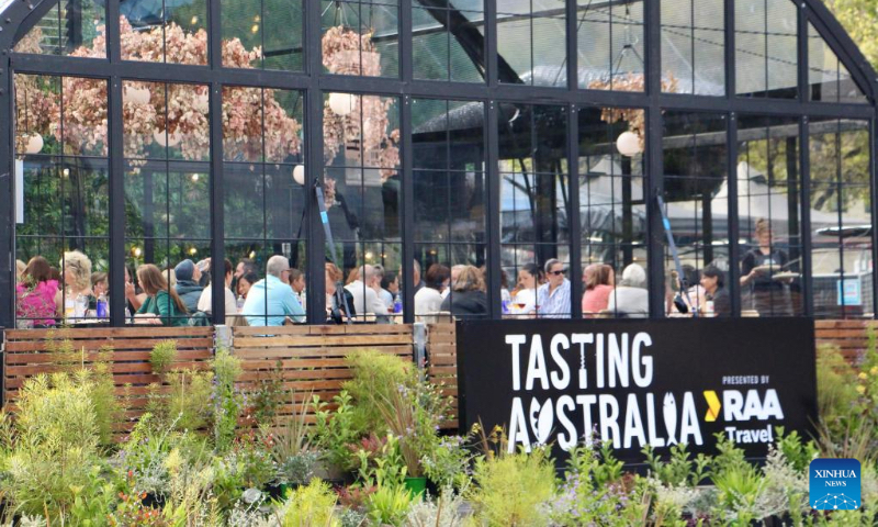 People enjoy food and beverage at Tasting Australia food festival in Adelaide, Australia, May 6, 2023. The Tasting Australia food festival kicked off here on April 28 and will last till May 7. (Photo by Lyu Wei/Xinhua)