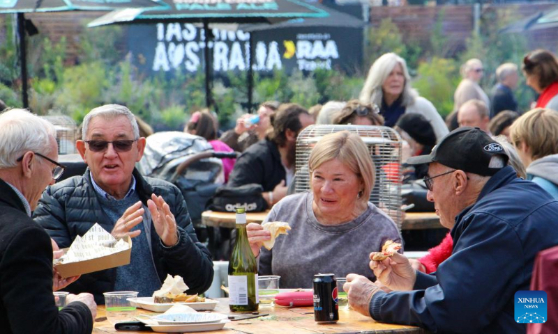 People enjoy food and beverage at Tasting Australia food festival in Adelaide, Australia, May 6, 2023. The Tasting Australia food festival kicked off here on April 28 and will last till May 7. (Photo by Lyu Wei/Xinhua)