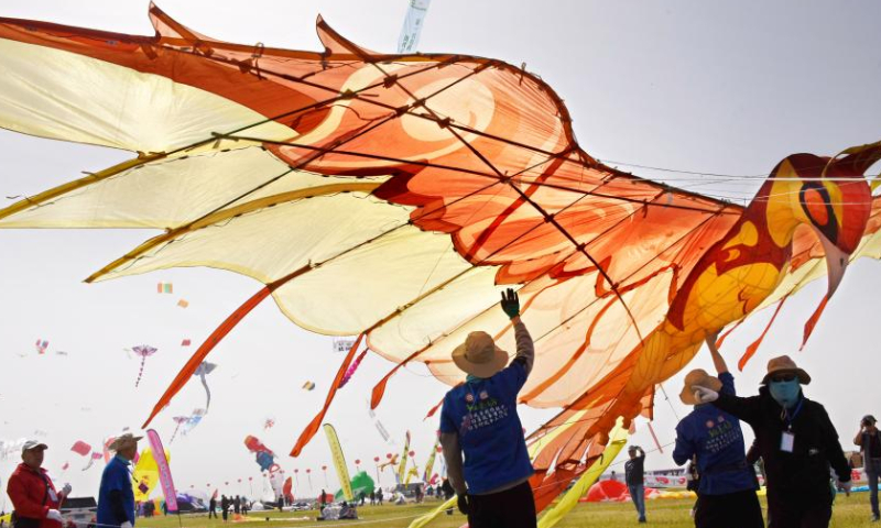 People try to fly a phoenix-shaped kite during the 40th Weifang International Kite Festival in Weifang, east China's Shandong Province, April 15, 2023.

The kite flying competition of the 40th Weifang International Kite Festival kicked off here Saturday. (Xinhua/Li Ziheng)