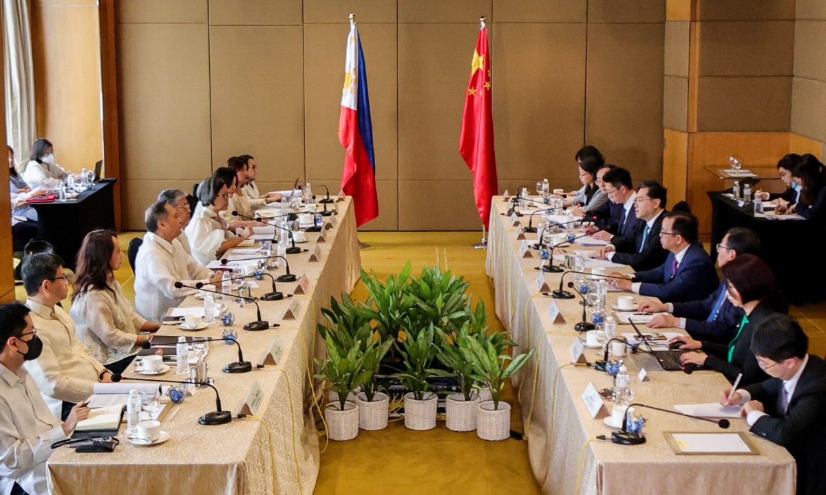Chinese State Councilor and Foreign Minister Qin Gang (right center) meets with Philippine Foreign Secretary Enrique Manalo in Manila on April 22, 2023. Photo: AFP