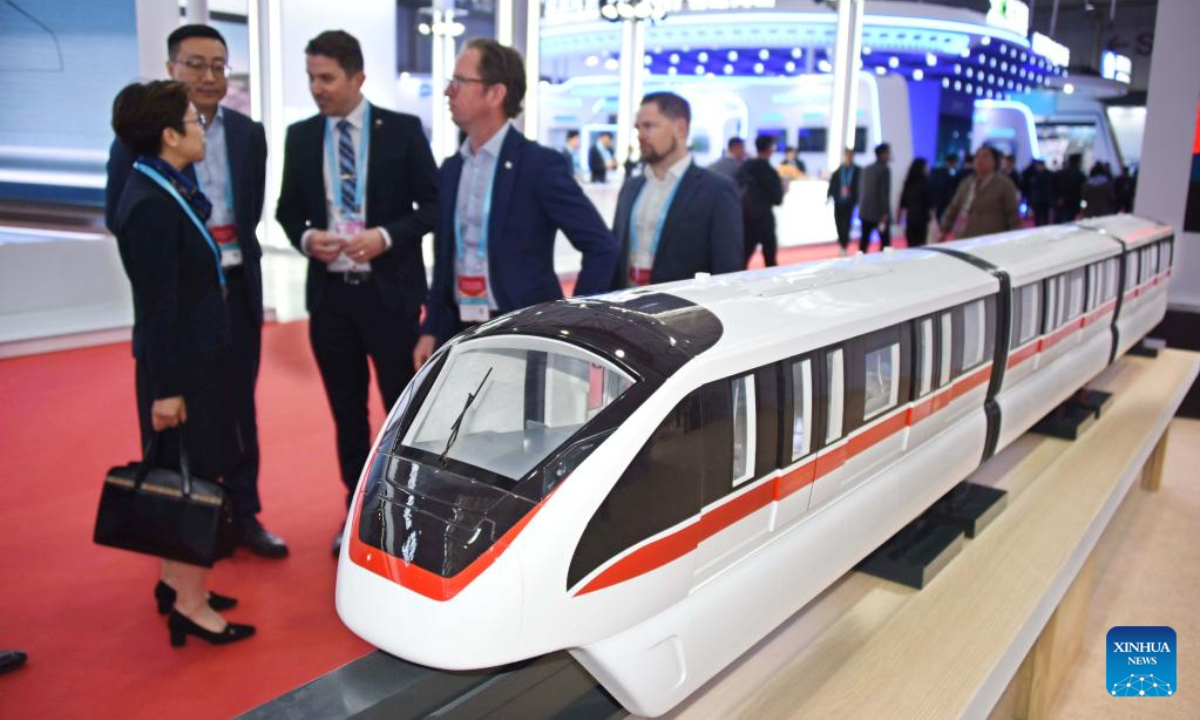Participants communicate at the International Metro Transit Exhibition in Qingdao, east China's Shandong Province, April 27, 2023. The International Metro Transit Exhibition & Forum (Beijing-Qingdao) and the 1st China Metro Transit Hi-Tech Fair kicked off here on Thursday. Photo:Xinhua