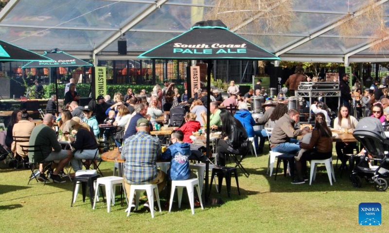 People enjoy food and beverage at Tasting Australia food festival in Adelaide, Australia, May 6, 2023. The Tasting Australia food festival kicked off here on April 28 and will last till May 7. (Photo by Lyu Wei/Xinhua)