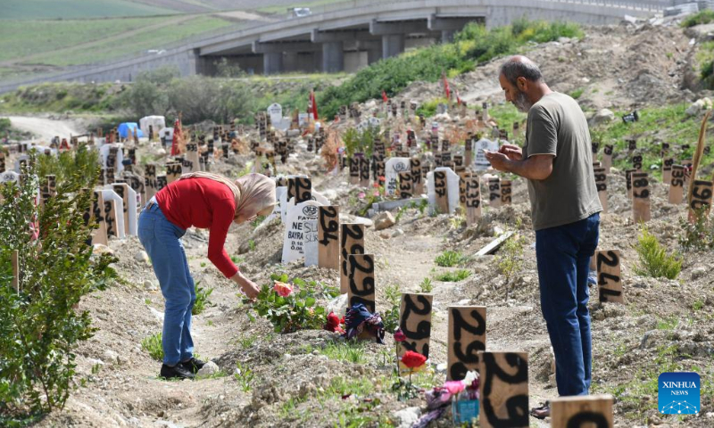 23 Nisan 2023'te Hatay'ın Antakya ilçesindeki bir mezarlıkta 6 Şubat'ta meydana gelen depremde hayatını kaybedenlerin yakınları yas tutuyor.  Ramazan Bayramı'nın gelmesiyle birlikte birçok Antakyalı, yakınlarının yasını tutmak için mezarların başına gitti.  Depremde öldüler.  (Fotoğraf: Mustafa Kaya/Xinhua)