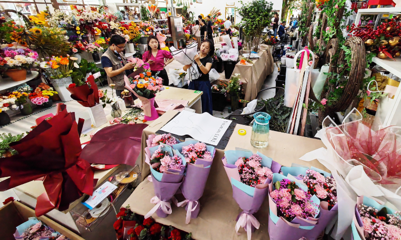 People buy bouquets for their mothers at a flower trading center in Fengtai district, Beijing, for Mother's Day, which falls on May 14, 2023. Flower sales for the day were up more than 50 percent year-on-year, said Dingdong Maicai, an online grocery e-commerce platform. Peonies, pink carnations and red roses were best-sellers. Photo: VCG