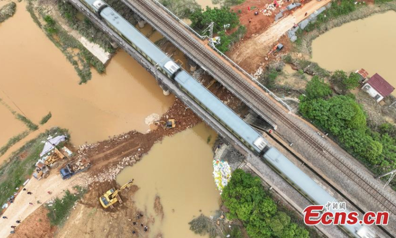 Rescue workers block the Qingfeng dike breached by heavy floods in Licun township Township of Yichun, east China's Jiangxi Province, May 7, 2023. (Photo: China News Service/Liu Lixin)