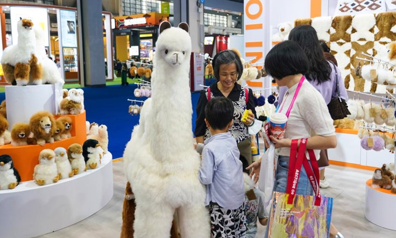 People visit the booth of an Australian alpaca plush toy maker at the third China International Consumer Products Expo (CICPE) in Haikou, south China's Hainan Province, April 12, 2023. The third China International Consumer Products Expo held in the southern province of Hainan has seen active participation from enterprises of the Regional Comprehensive Economic Partnership (RCEP) member countries, such as Japan, South Korea, Australia, and Thailand.(Photo: Xinhua)