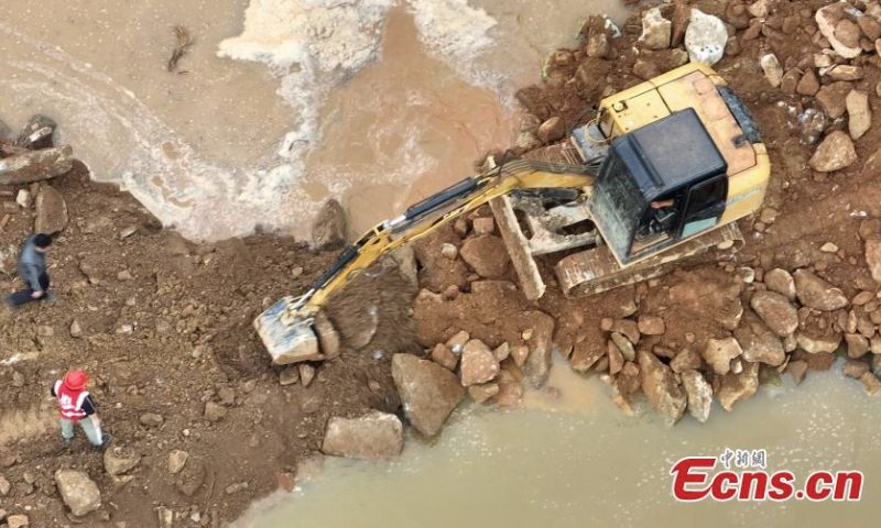 Rescue workers block the Qingfeng dike breached by heavy floods in Licun township Township of Yichun, east China's Jiangxi Province, May 7, 2023. (Photo: China News Service/Liu Lixin)