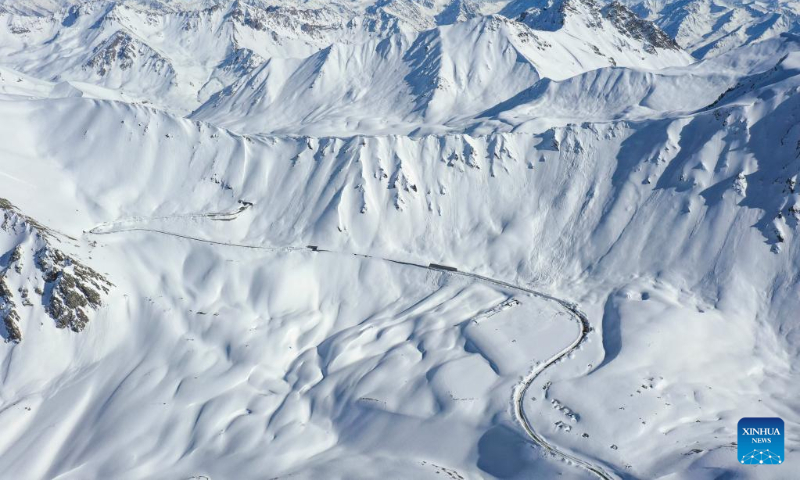 This aerial photo taken on May 10, 2023 shows the Dushanzi-Kuqa Highway in northwest China's Xinjiang Uygur Autonomous Region. (Xinhua/Hu Huhu)