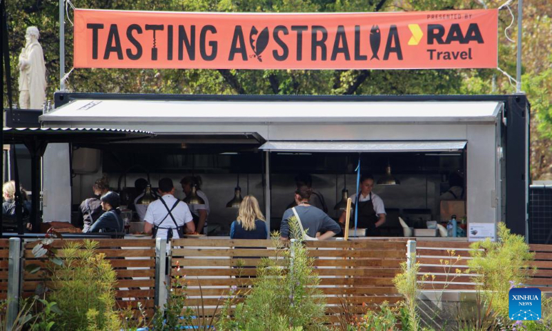 People enjoy food and beverage at Tasting Australia food festival in Adelaide, Australia, May 6, 2023. The Tasting Australia food festival kicked off here on April 28 and will last till May 7. (Photo by Lyu Wei/Xinhua)