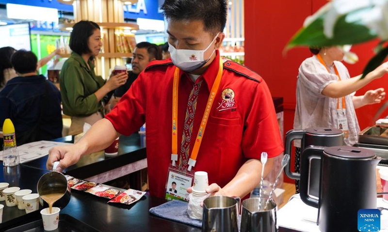 A staff member serves coffee from Indonesia to visitors at the third China International Consumer Products Expo (CICPE) in Haikou, south China's Hainan Province, April 12, 2023. The third China International Consumer Products Expo held in the southern province of Hainan has seen active participation from enterprises of the Regional Comprehensive Economic Partnership (RCEP) member countries, such as Japan, South Korea, Australia, and Thailand.(Photo: Xinhua)