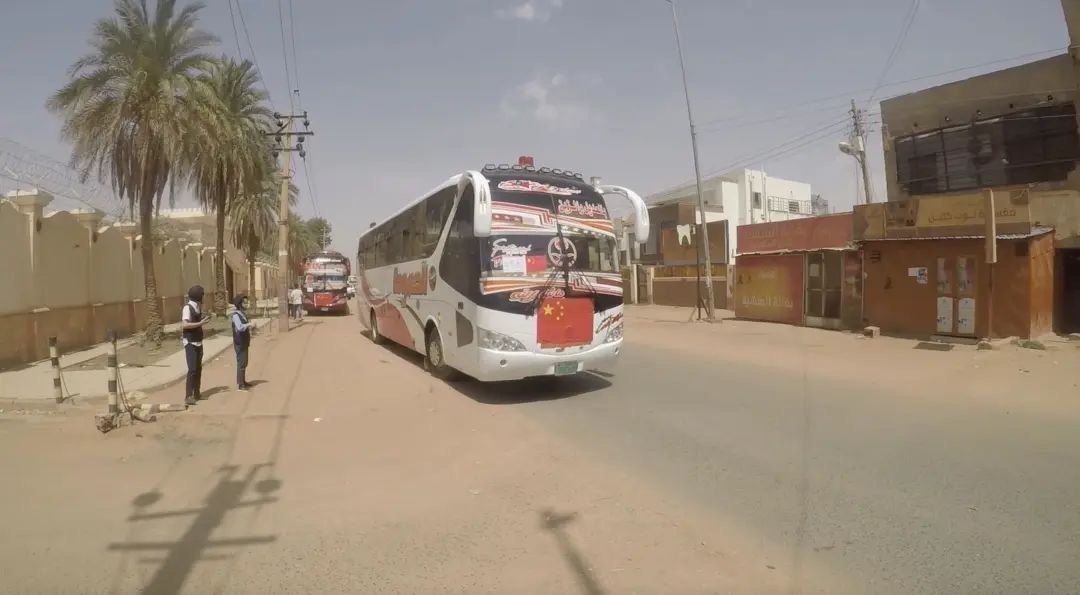 A bus carrying Chinese nationals evacuates Khartoum, the capital city of Sudan. Photo: Xie Jiajun