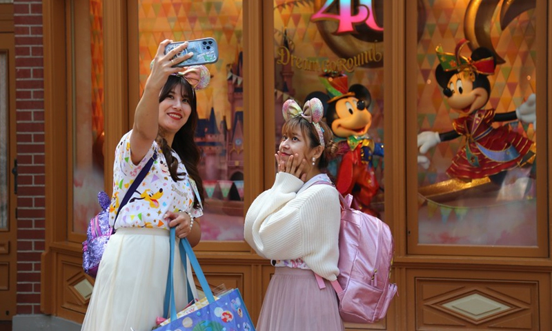 Visitors pose for photos at Tokyo Disneyland in Chiba Prefecture, Japan, April 10, 2023(Photo: Xinhua)