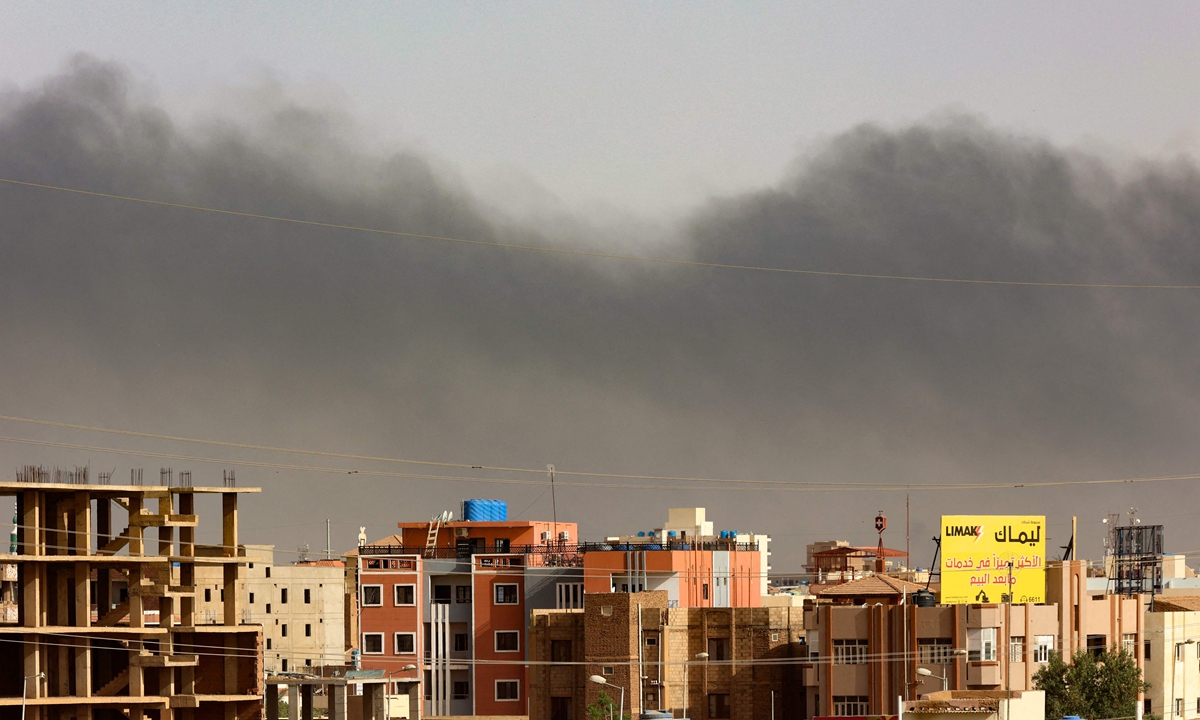 Smoke rises above residential buildings in Khartoum on April 16, 2023, as fighting between the forces of two rival generals continues. Violence erupted early on April 15 after weeks of deepening tensions between army chief Abdel Fattah al-Burhan and his deputy, Mohamed Hamdan Daglo, commander of the heavily-armed paramilitary Rapid Support Forces, with each accusing the other of starting the fight. Photo: VCG