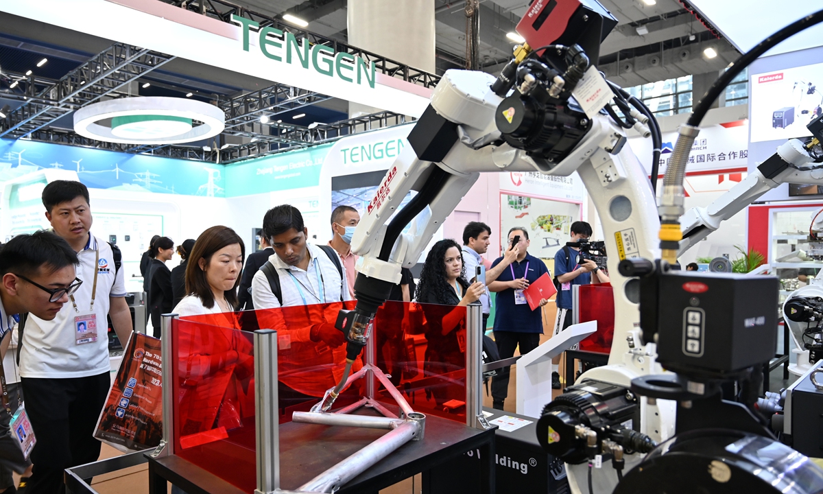 People inspect products in the industrial automation and intelligent manufacturing exhibition area at the Canton Fair in Guangzhou, South China's Guangdong Province, on April 16, 2023. Chinese exhibitors are showcasing many cutting-edge tech products despite the complex global trading environment, going all out to win orders. Photo: VCG