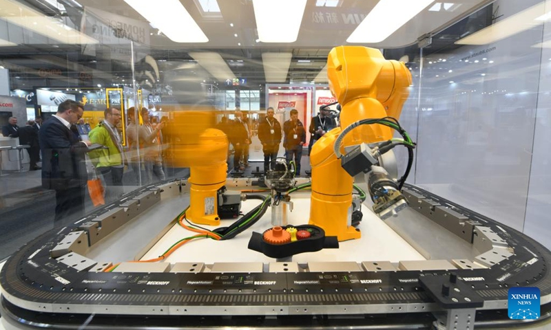 A pair of mechanical arms are displayed during the Hannover Messe in Hannover, Germany, on April 18, 2023. Germany's leading trade fair for mechanical and electrical engineering kicked off on Monday in Hannover, with the theme of Industrial Transformation - Making the Difference.(Photo: Xinhua)