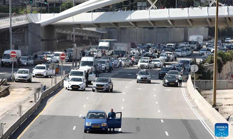 People stand in silence as a siren sounds to commemorate Jewish Holocaust victims in Tel Aviv, Israel, on April 18, 2023. Sirens sounded across Israel on Tuesday morning as the country came to a halt to commemorate the 6 million Jewish victims of the Nazi genocide during World War II(Photo: Xinhua)