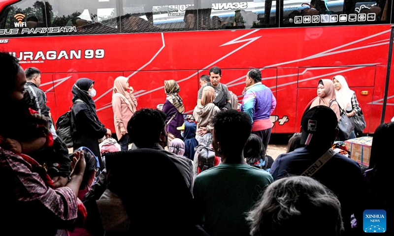 Passengers wait to board buses ahead of the upcoming Eid al-Fitr at Pondok Pinang bus terminal in Jakarta, Indonesia, April 18, 2023. Authorities in Indonesia are calling on citizens to travel to their hometowns for the Eid al-Fitr celebration earlier than usual to avoid heavy traffic congestion during the upcoming holiday.(Photo: Xinhua)