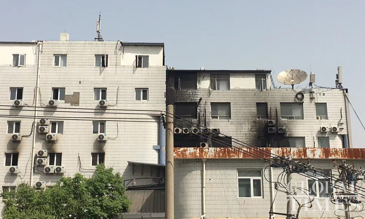 Pictures of Beijing's Changfeng hospital after the deadly fire: on Wednesday, one day after the fire took 21 lives, outpatient service and access to the building was suspended. Photo: Zhang Changyue/GT 