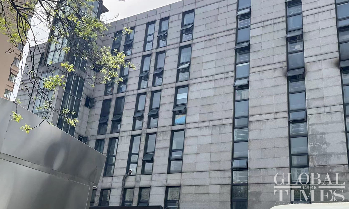 Pictures of Beijing's Changfeng hospital after the deadly fire: on Wednesday, one day after the fire took 21 lives, outpatient service and access to the building was suspended. Photo: Zhang Changyue/GT 