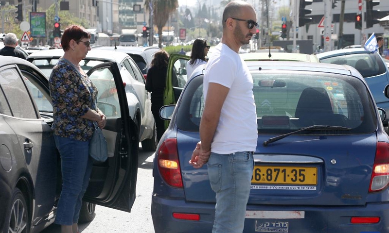 People stand in silence as a siren sounds to commemorate Jewish Holocaust victims in Tel Aviv, Israel, on April 18, 2023. Sirens sounded across Israel on Tuesday morning as the country came to a halt to commemorate the 6 million Jewish victims of the Nazi genocide during World War II(Photo: Xinhua)