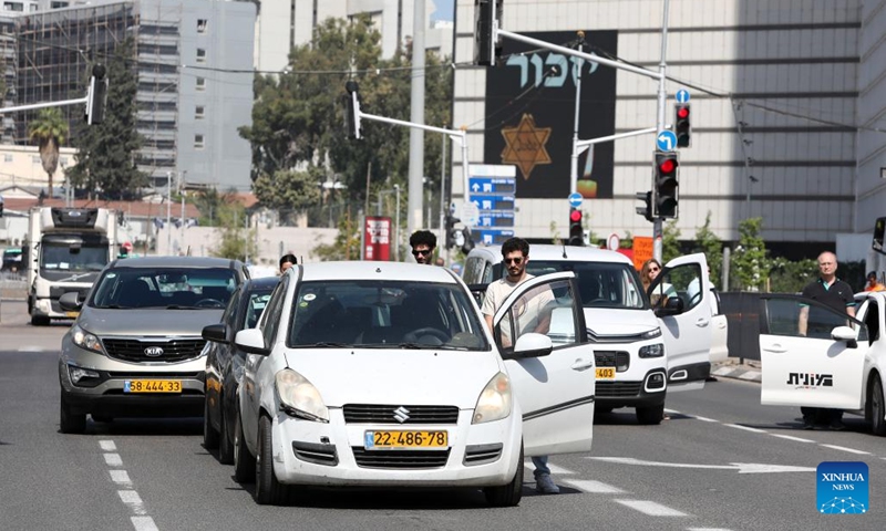 People stand in silence as a siren sounds to commemorate Jewish Holocaust victims in Tel Aviv, Israel, on April 18, 2023. Sirens sounded across Israel on Tuesday morning as the country came to a halt to commemorate the 6 million Jewish victims of the Nazi genocide during World War II(Photo: Xinhua)