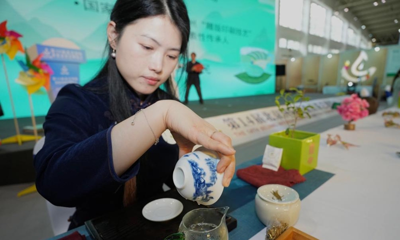 A staff member makes tea at Beijing International Tea and Tea Ceremony Exhibition in Beijing, capital of China, on April 21, 2023. The four-day event will last till April 24.(Photo: Xinhua)