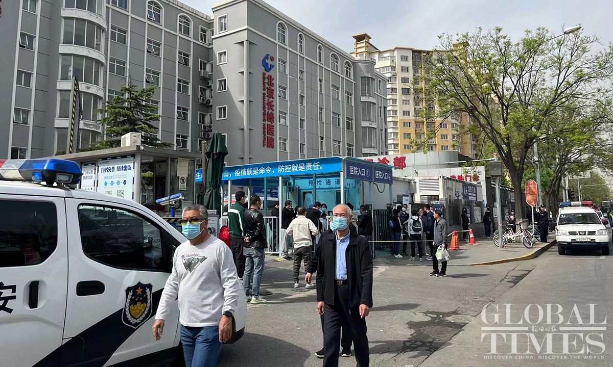 Pictures of Beijing's Changfeng hospital after the deadly fire: on Wednesday, one day after the fire took 21 lives, outpatient service and access to the building was suspended. Photo: Zhang Changyue/GT 