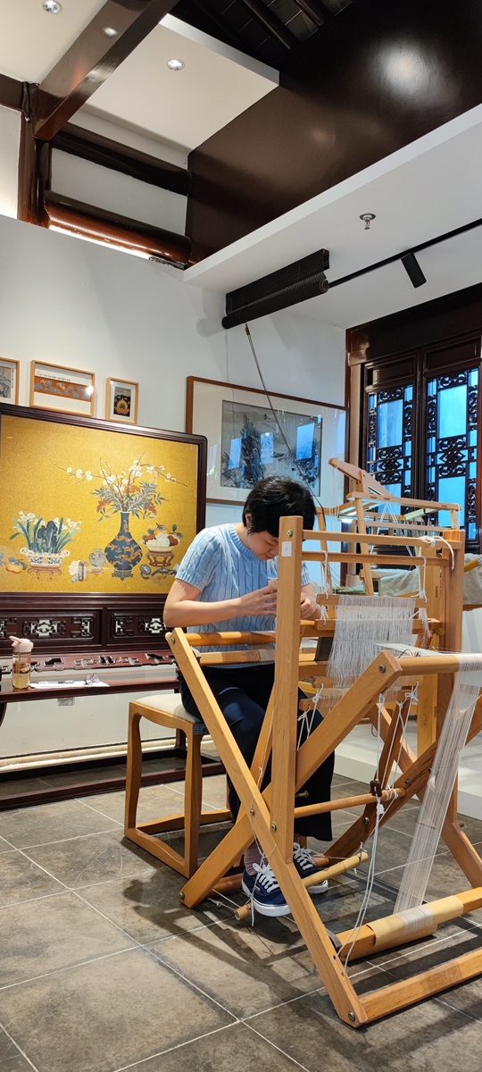 Li Jinfang works on a <em>kesi</em> tapestry. Photo: Courtesy of Li Jinfang