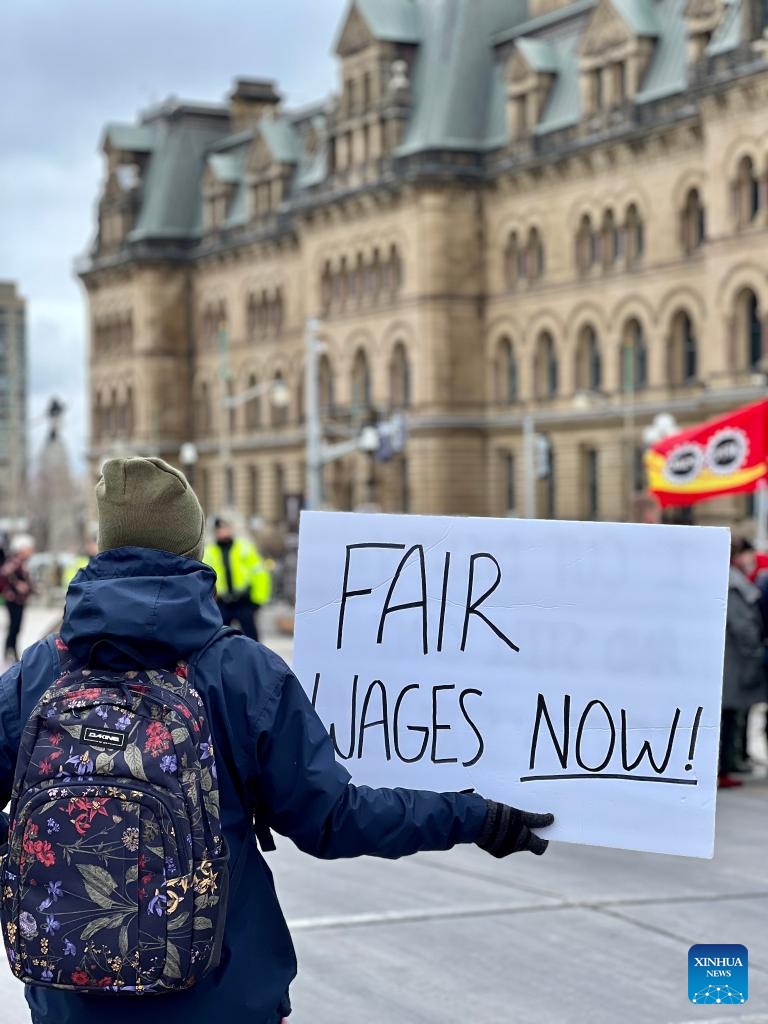 A member of the Public Service Alliance of Canada (PSAC) demonstrates on Parliament Hill in Ottawa, Canada, on April 19, 2023. (Photo: Xinhua)