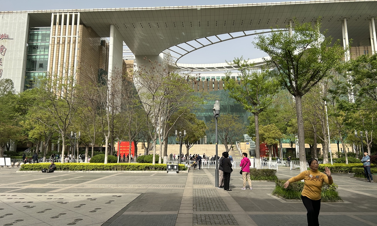 A resident play tai chi in an open space in front of Nanjing Library. Photo: Li Qian/GT