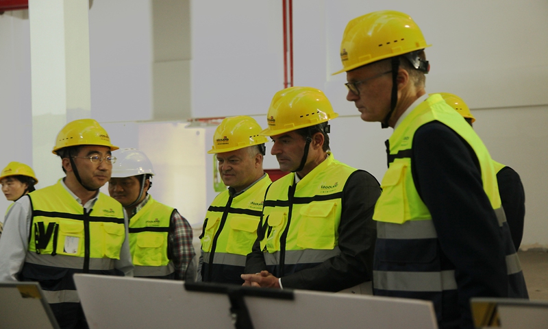 Scott O'Neil（second from right）,CEO of UK-based Merlin Entertainments, visits LEGOLAND Shanghai Resort on April 19. Photo: Xie Jun/GT 
