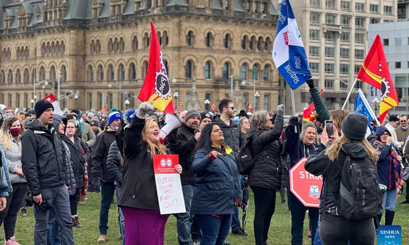 Members of the Public Service Alliance of Canada (PSAC) demonstrate on Parliament Hill in Ottawa, Canada, on April 19, 2023.(Photo: Xinhua)