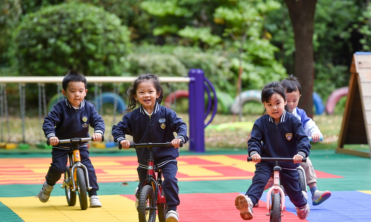Children ride hoverboards
at a kindergarten in
Nanjing, capital of East
China's Jiangsu Province on
April 21, 2023. Photo: VCG