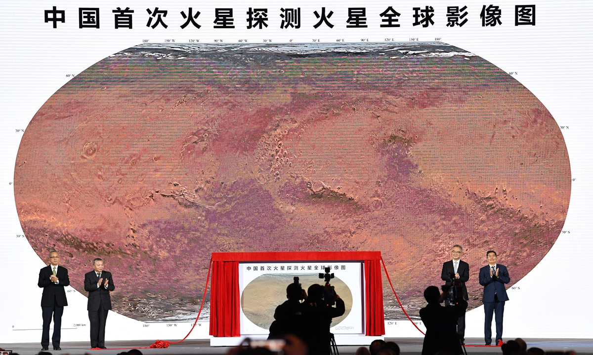 Китай публикует первые глобальные изображения Марса, полученные в ходе его первой миссии по исследованию Марса 24 апреля 2023 года, в 8-й День космонавтики страны, на ежегодной Китайской космической конференции, которая проходит в Хэфэе, провинция Аньхой, Восточный Китай.  Изображения предоставили базовую карту улучшенного качества для научных и исследовательских задач.  Фото: ВКГ