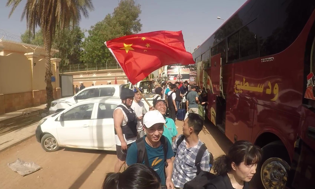 Chinese evacuating Sudan happily wave a national flag of China  on April 24, 2023. Photo: Courtesy of Xie Jiajun