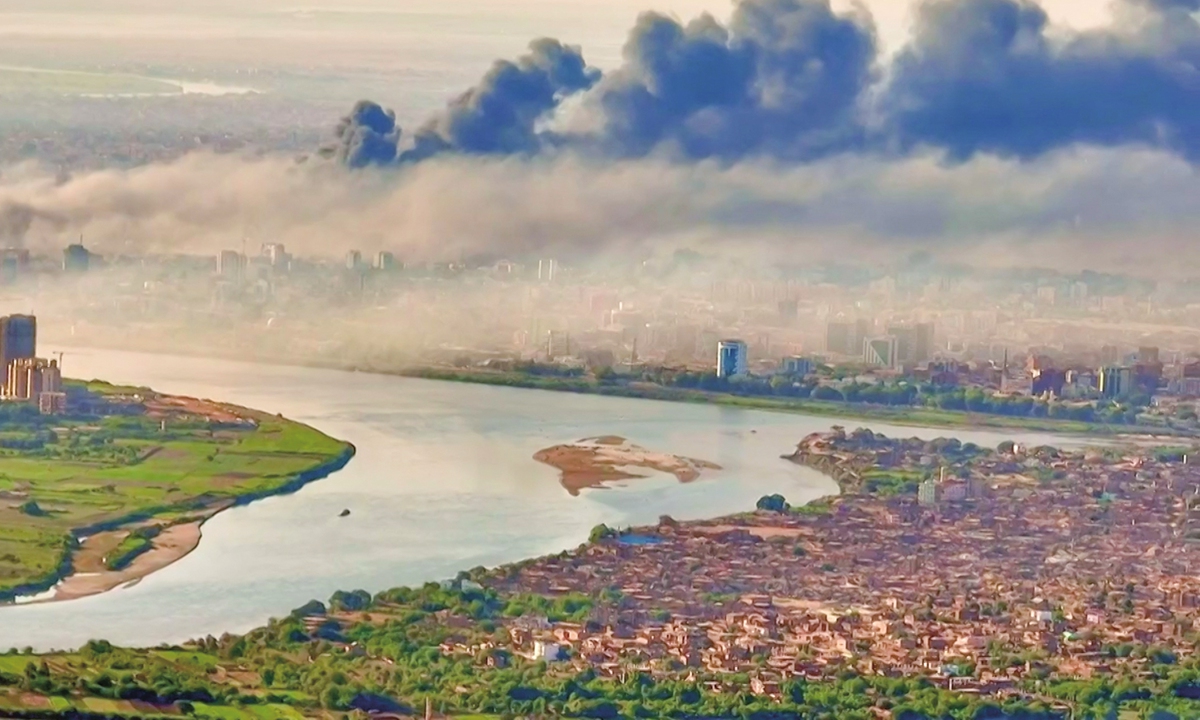 Smoke rises in Khartoum, Sudan on April 19, 2023. Photo: VCG