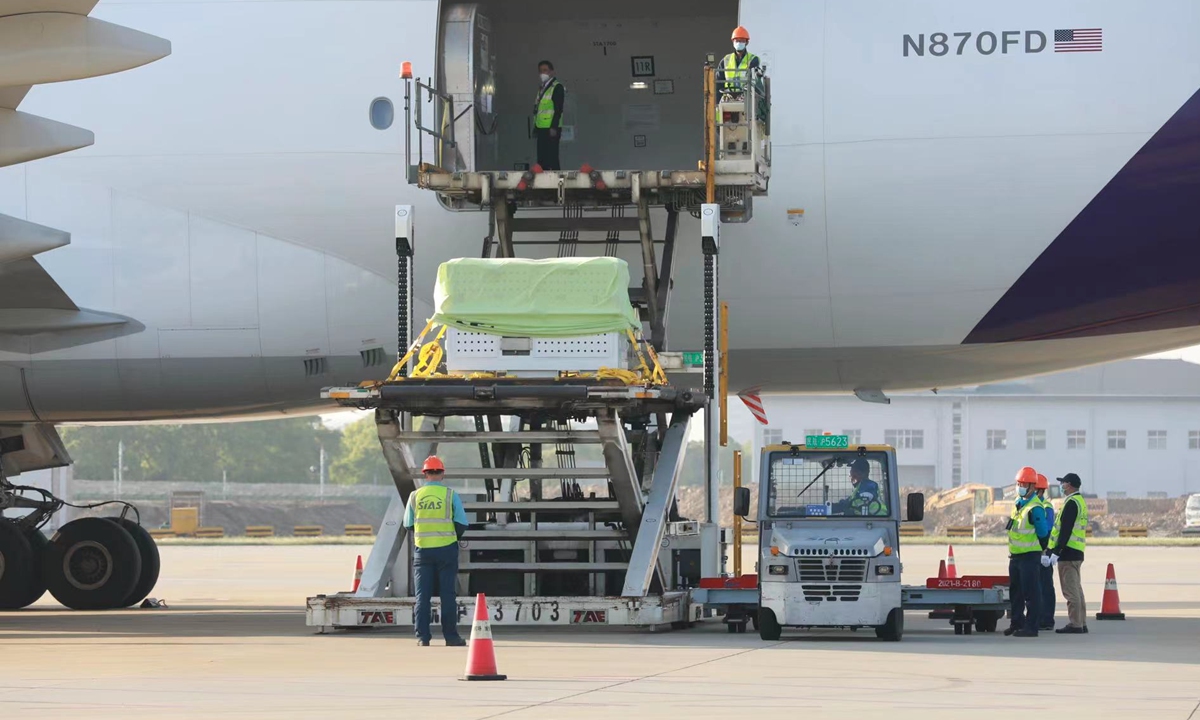 The container with giant panda Ya Ya inside is transferred out of the flight after it landed in Shanghai Pudong International Airport on Thursday afternoon. Photo: Courtesy of National Forestry and Grassland Administration
