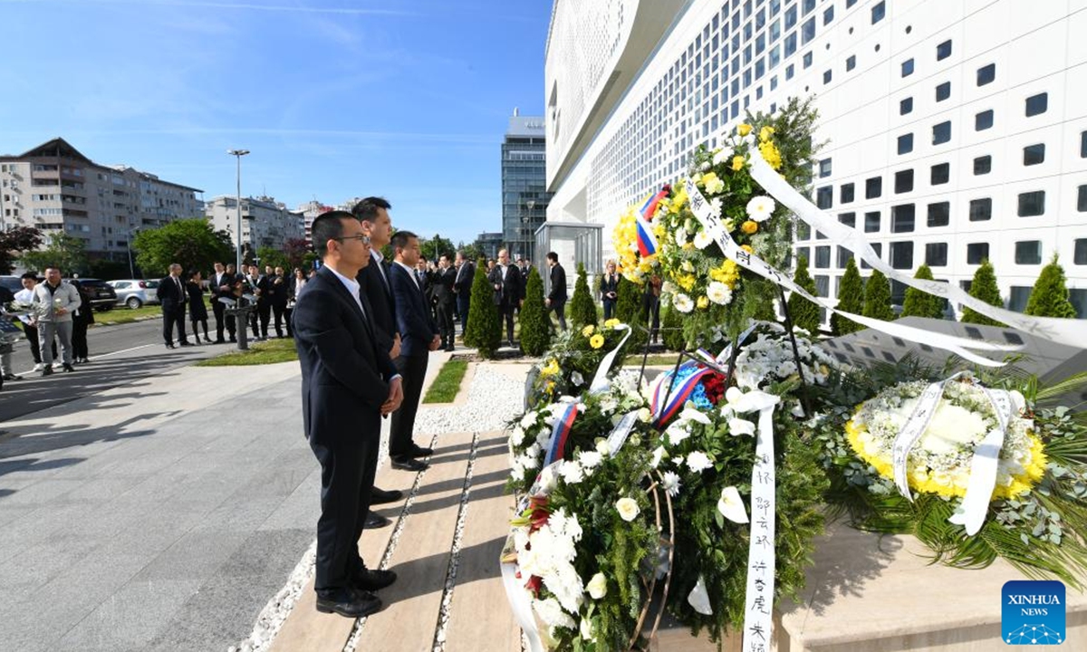 Representatives from Chinese enterprises mourn in front of the memorial monument at the site of the bombed former Chinese Embassy in the Federal Republic of Yugoslavia in Belgrade, Serbia, May 7, 2023. Photo: Xinhua