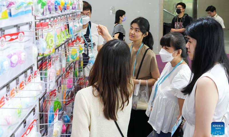 Djulia Hasan (2nd R) and her family learn about infant products at the Maternity, Baby and Children Products exhibition section of the 133rd session of the China Import and Export Fair in Guangzhou, south China's Guangdong Province, April 23, 2023. Stephanie Jestina, an Indonesian girl studying in Guangzhou, comes from a family that runs a baby and children products company in Indonesia, and her mother Djulia Hasan travels between China and Indonesia all the year round on business trips.(Photo: Xinhua)