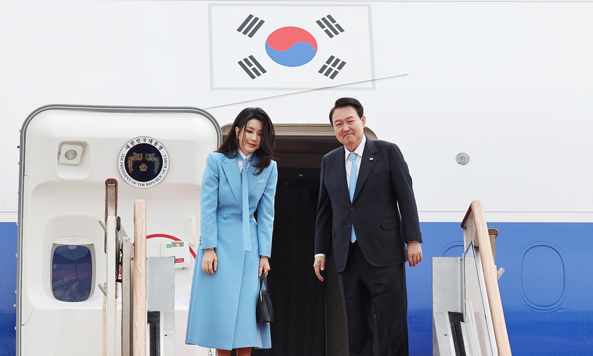 South Korean President Yoon Suk-yeol (right) and his wife Kim Keon-hee board a plane as they leave for Washington on April 24, 2023. Photo: VCG