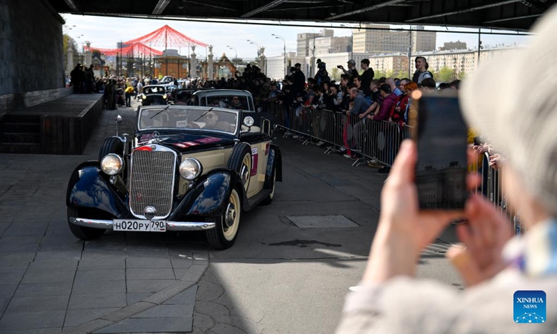 People look at retro cars during the Stolitsa retro car rally in Moscow, Russia, on April 23, 2023.(Photo: Xinhua)