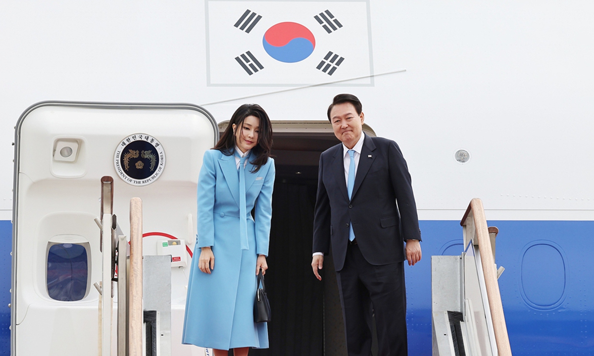 South Korean President Yoon Suk-yeol (right) and his wife Kim Keon-hee board a plane as they leave for Washington on April 24, 2023. Photo: VCG