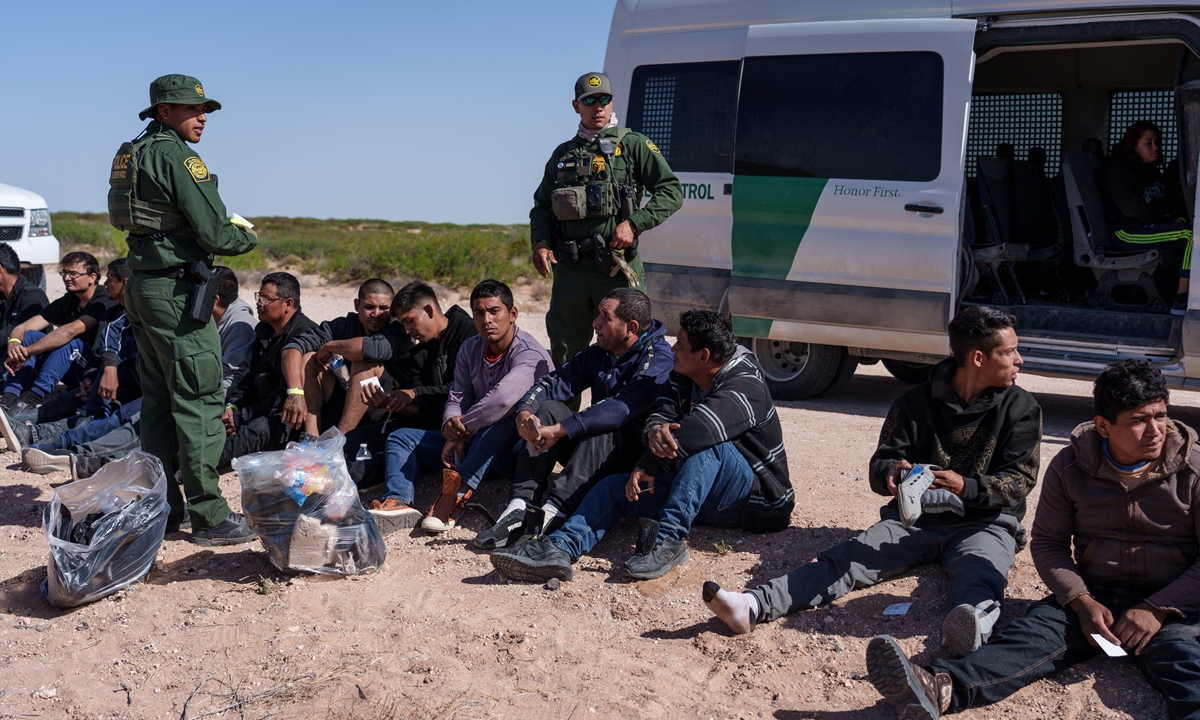 A group of 28 migrants wait to be processed by United States Border Patrol agents, after being apprehended trying to cross the border undetected, in advance of the planned May 11 ending of COVID-19 border restrictions known as Title 42 that have been in place since 2020, in Santa Teresa, New Mexico, US, April 26, 2023. Photo:IC