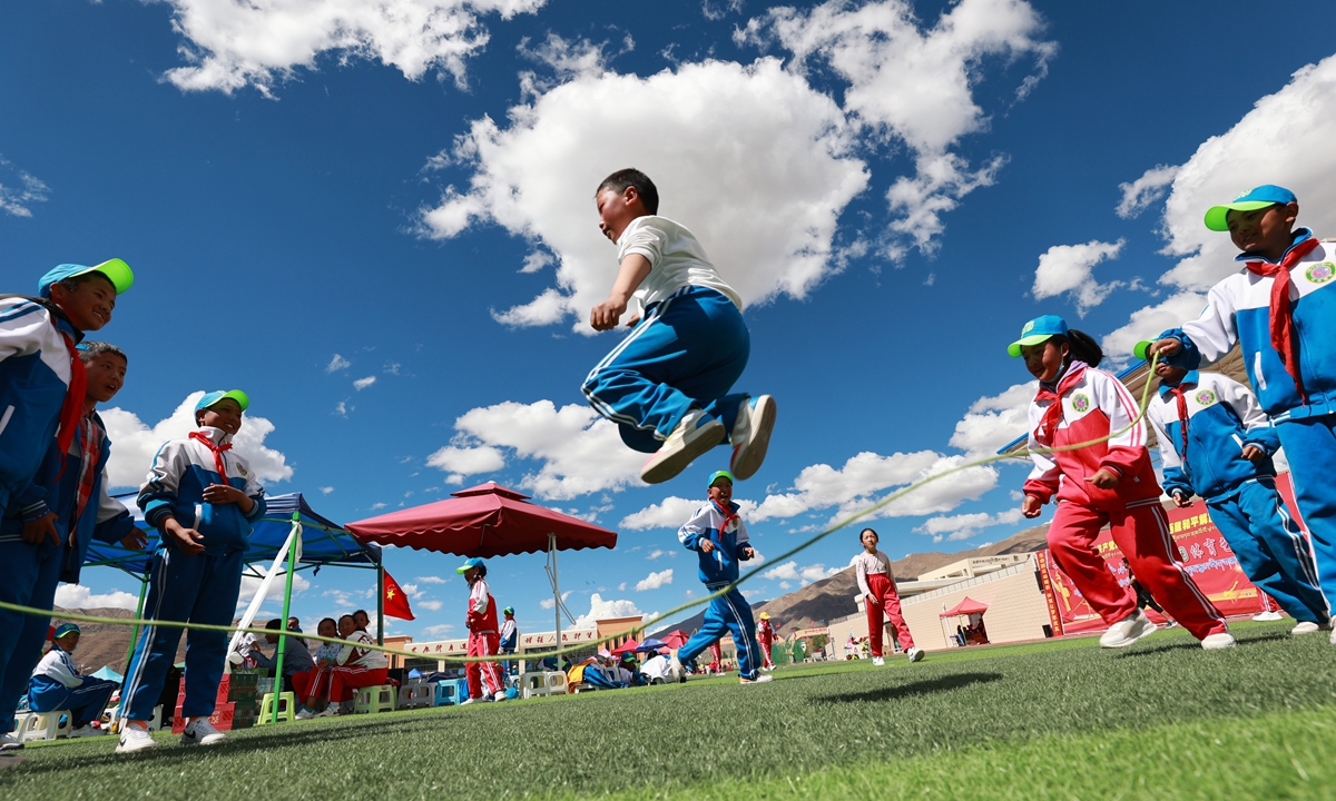 Primary school students practice jumping rope in Shannan Prefecture, Xizang Autonomous Region on June 15, 2021. Photo: VCG
