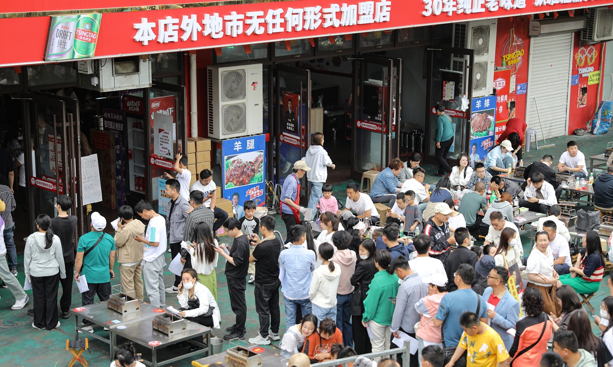 Visitors line up outside of a barbecue restaurant in Zibo, an industrial city in East China's Shandong Province on May 2, 2023. The once relatively obscure city was a top hotspot during the five-day May Day holidays after finding online fame for its outdoor barbecue over recent months. 
Photo: VCG