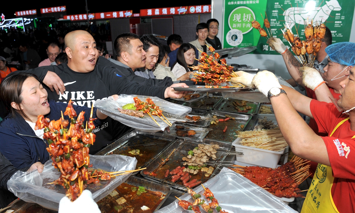 Visitors flock to a barbecue stall in Zibo, Shandong Province on April 29, 2023. Photo: VCG