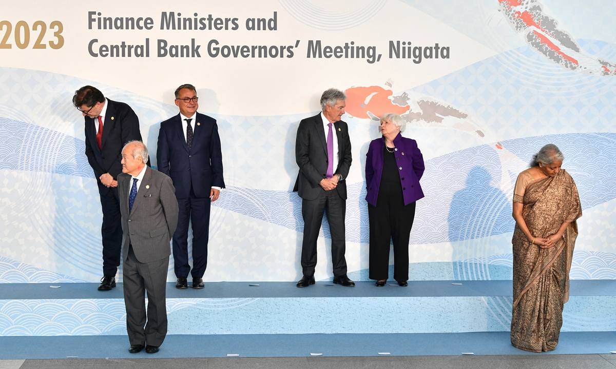 Le président du Conseil des gouverneurs de la Réserve fédérale des États-Unis, Jerome Powell (3e à partir de la droite), discute avec la secrétaire américaine au Trésor, Janet Yellen, lors d’une séance photo de la réunion des ministres des Finances et des gouverneurs des banques centrales du G7 à Toki Messe à Niigata, le 12 mai 2023. Photo: AFP